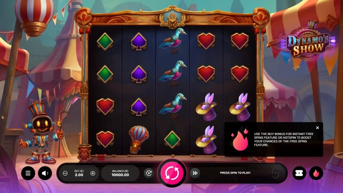 Robot ringmaster memandu permainan slot Dynamo's Show dengan latar belakang panggung sirkus yang megah.